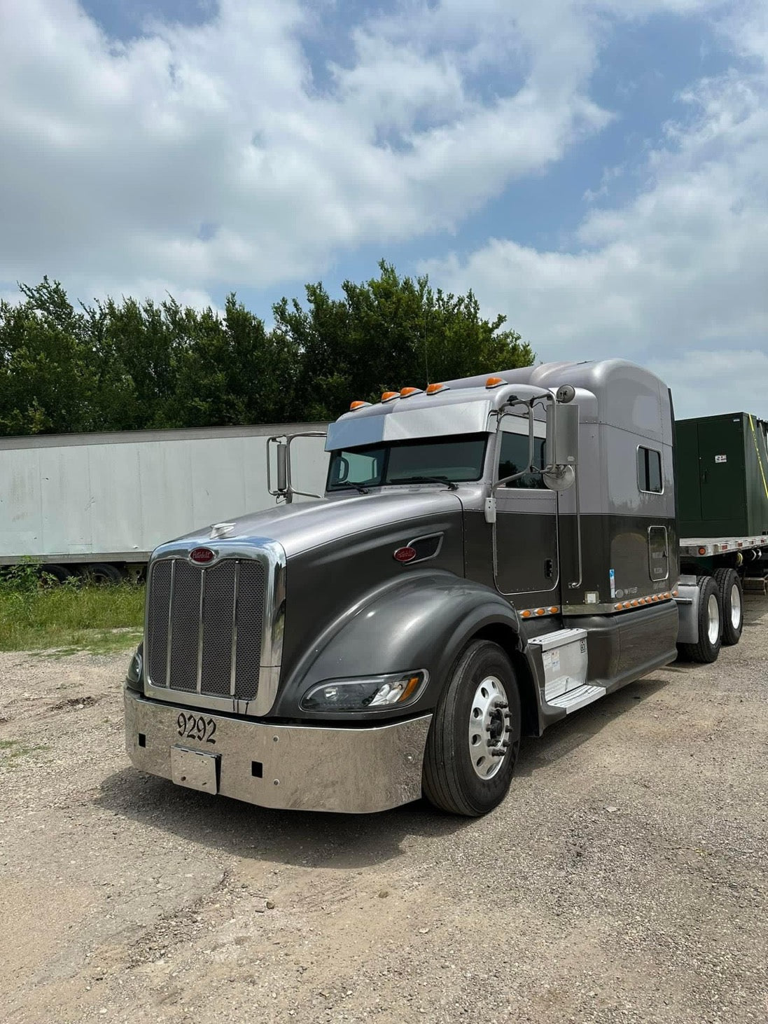 Peterbilt 10-8” bowtie for 3** series cabs