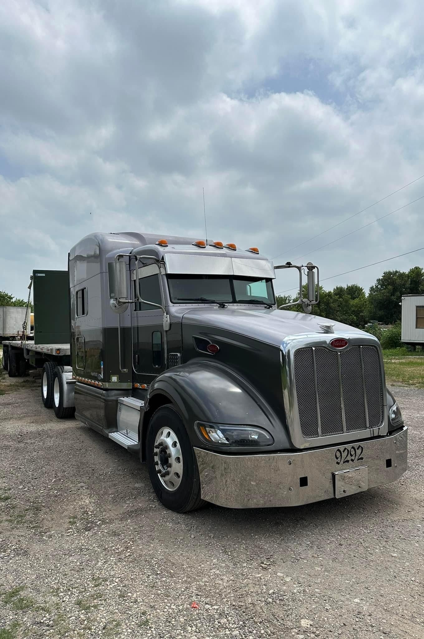 Peterbilt 10-8” bowtie for 3** series cabs