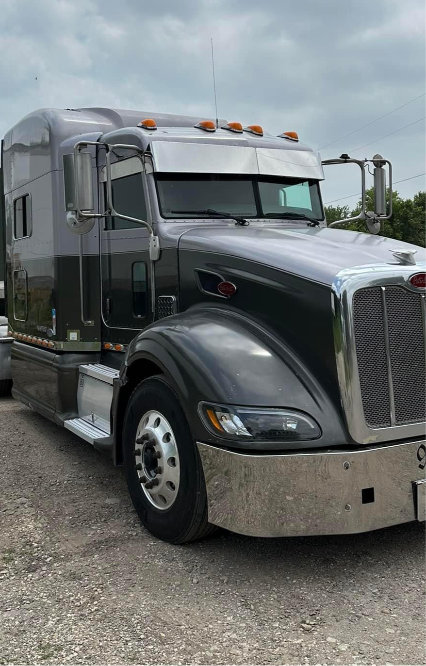 Peterbilt 10-8” bowtie for 3** series cabs