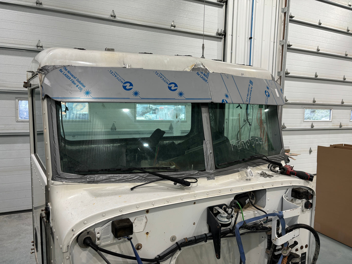 Peterbilt 3** series straight 9” visor