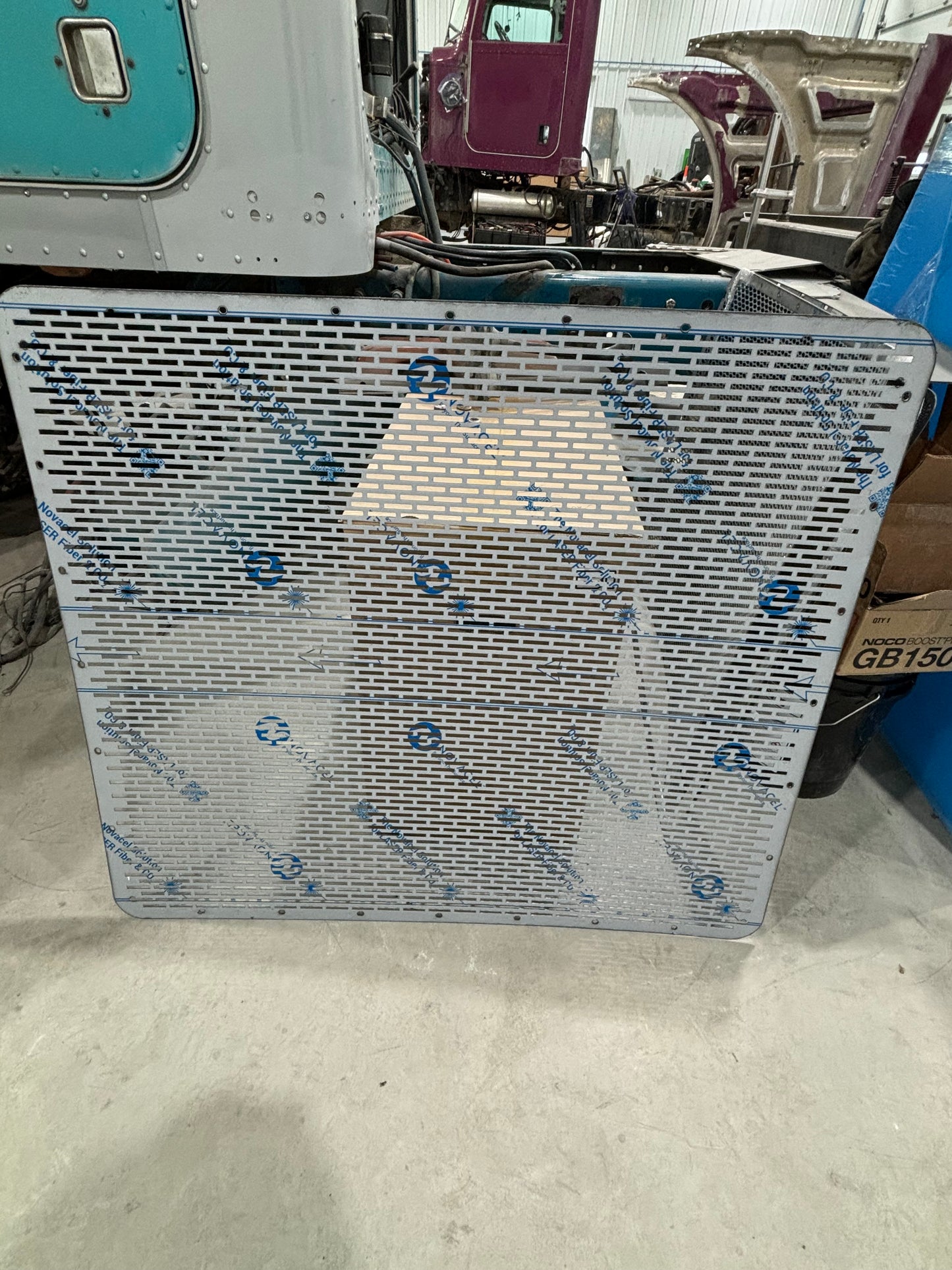 Peterbilt 388 / 389 staggered slot grill