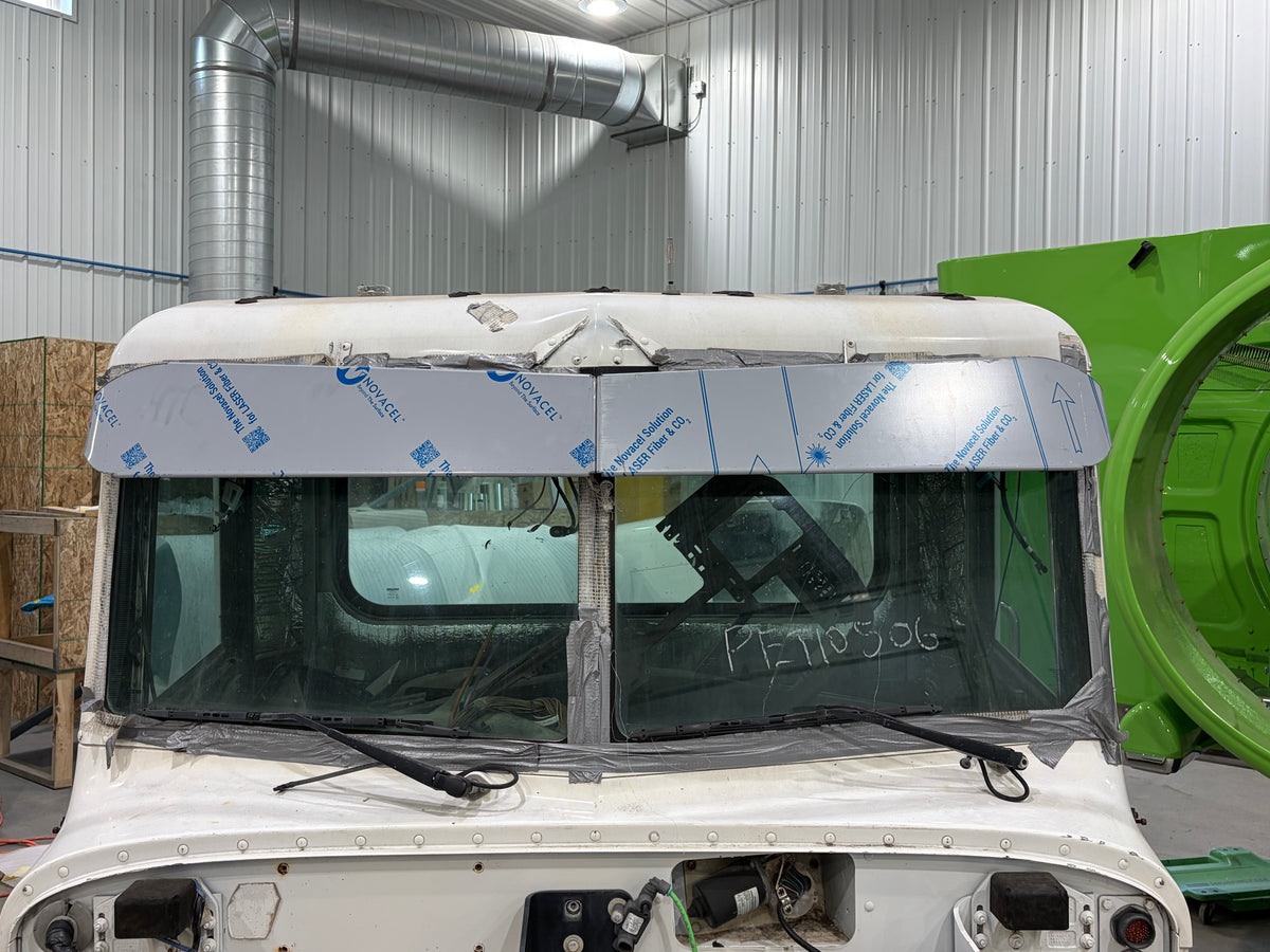 Peterbilt 3** series 8” classic bow tie visor