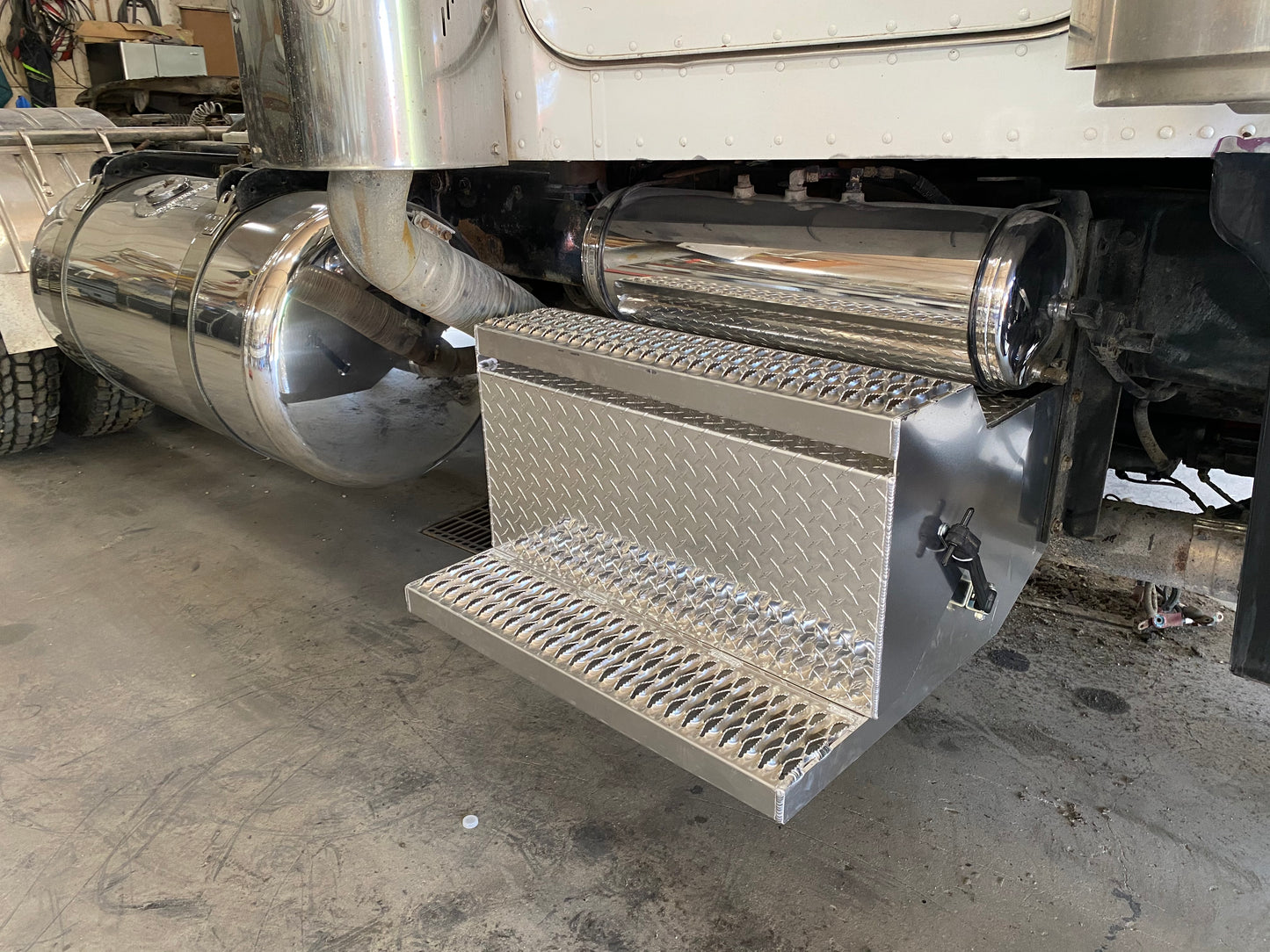 Peterbilt diamond plate battery box