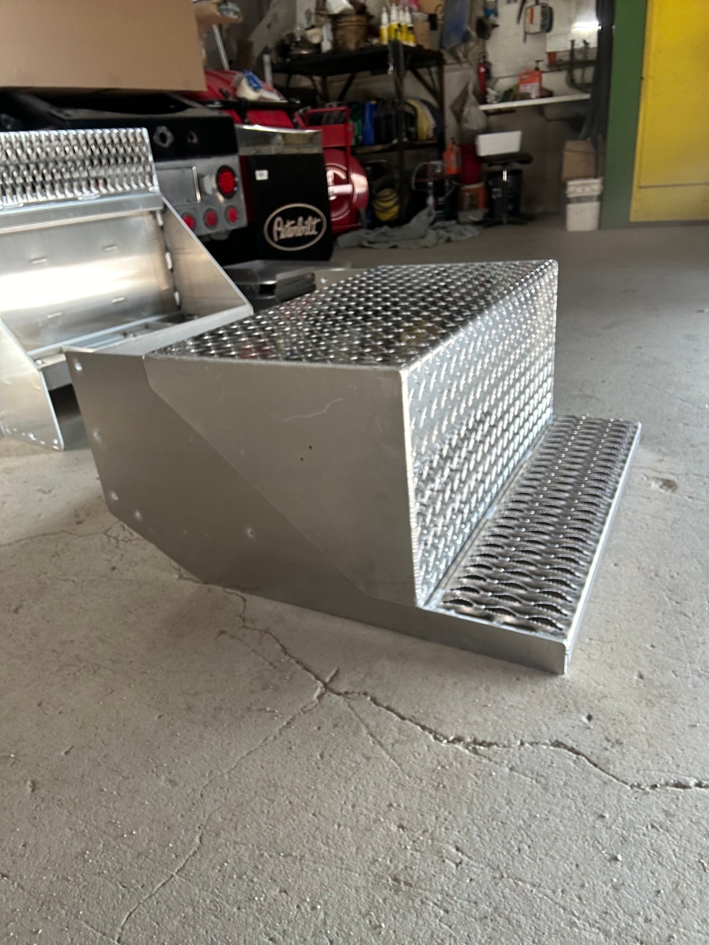 Peterbilt diamond plate battery box / no top step