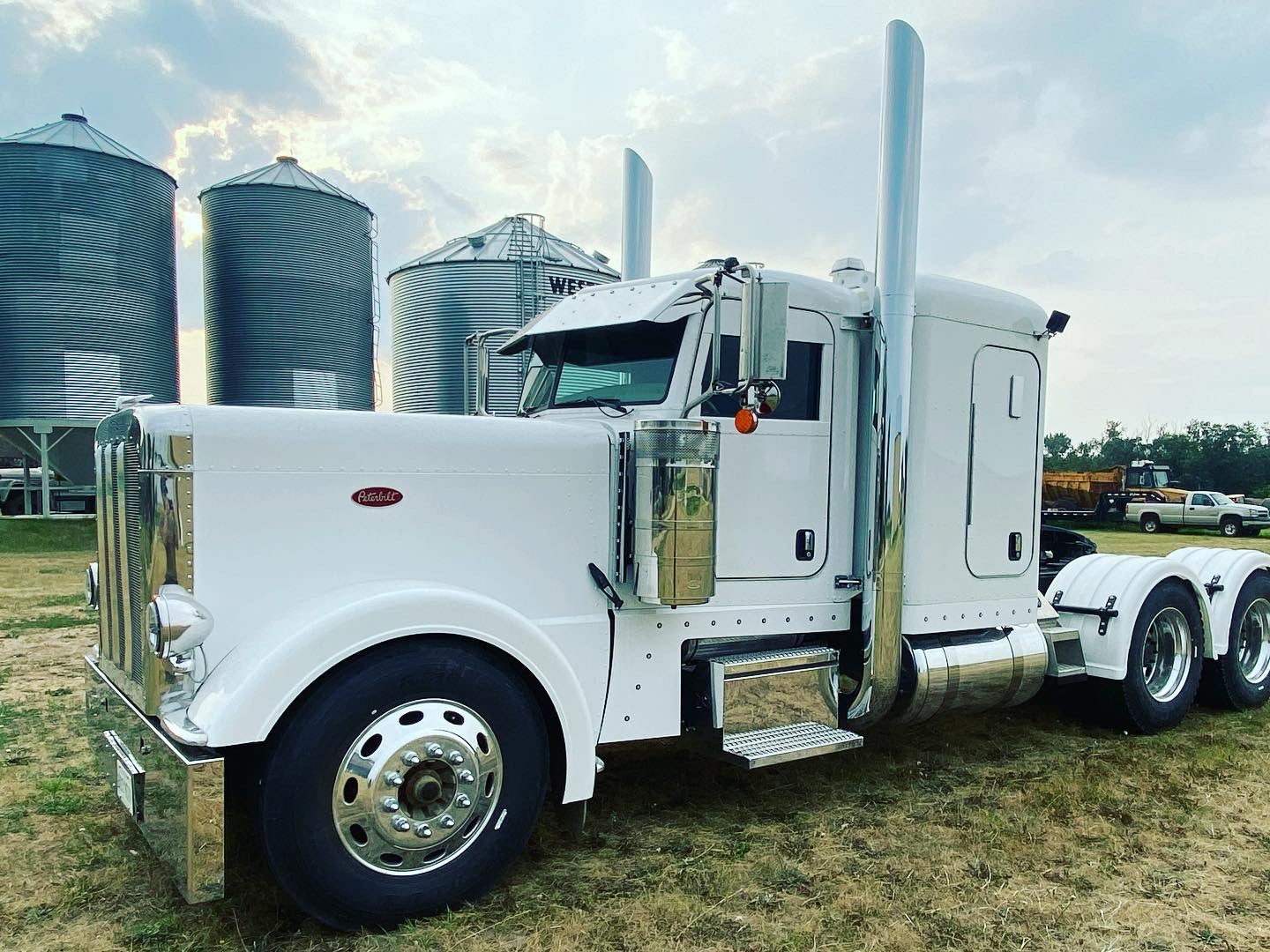 Peterbilt 389 4” drop lip fender