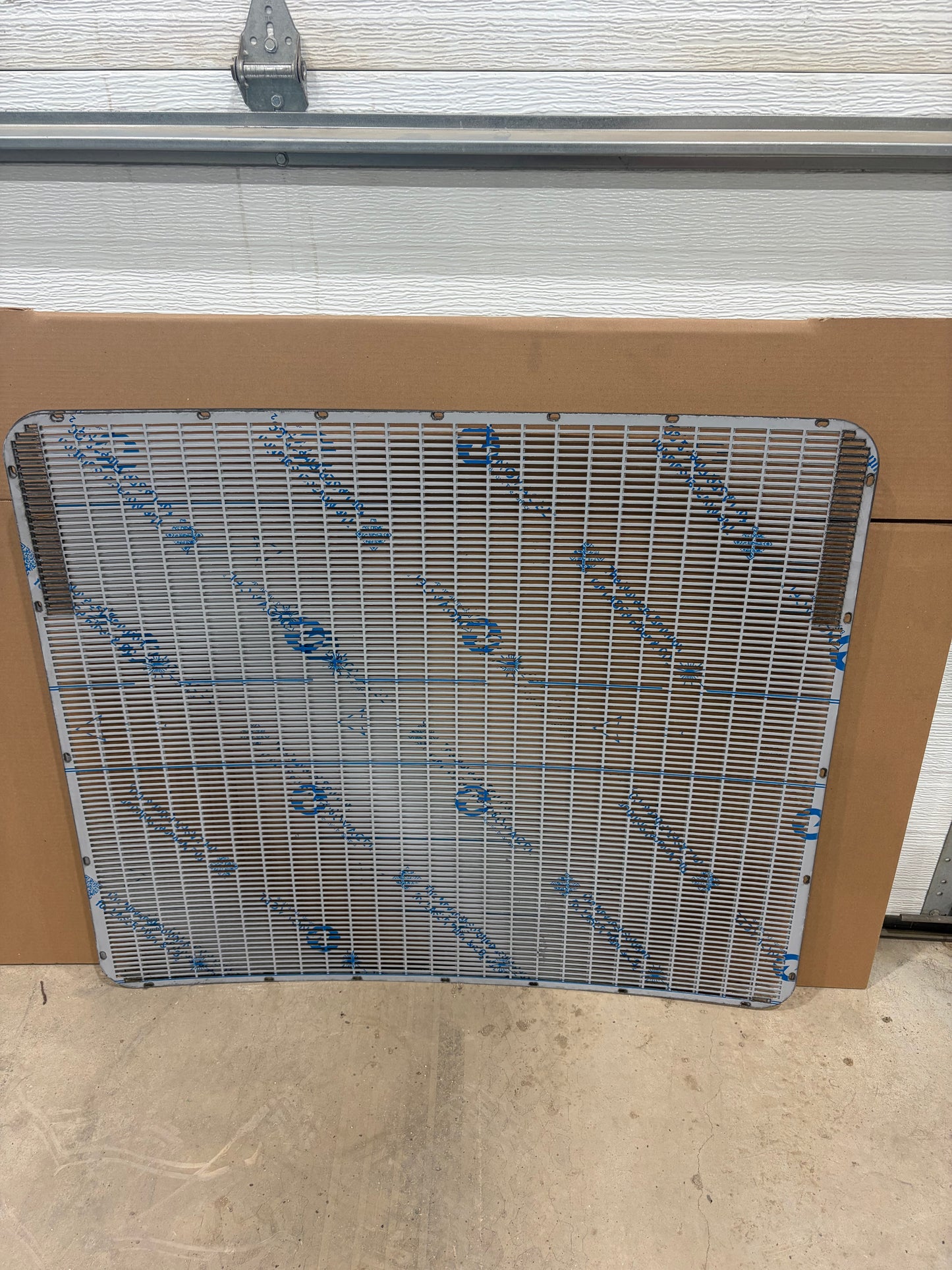 Peterbilt 389 rectangular slot grill. Screen