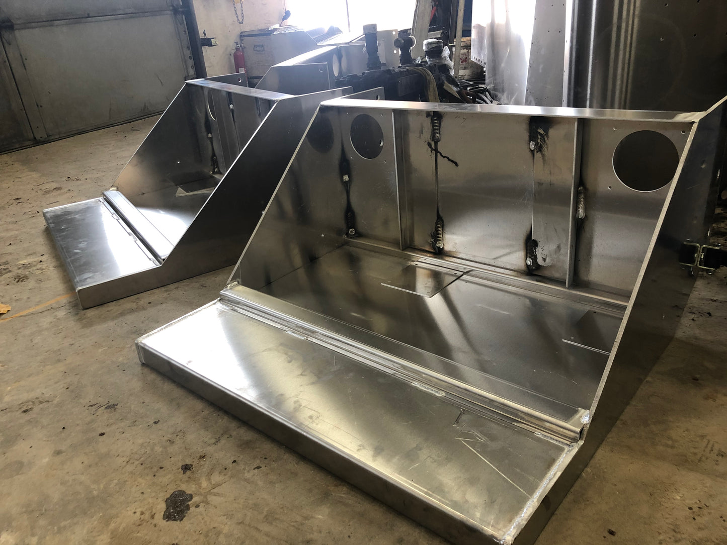 Peterbilt bottom battery tray