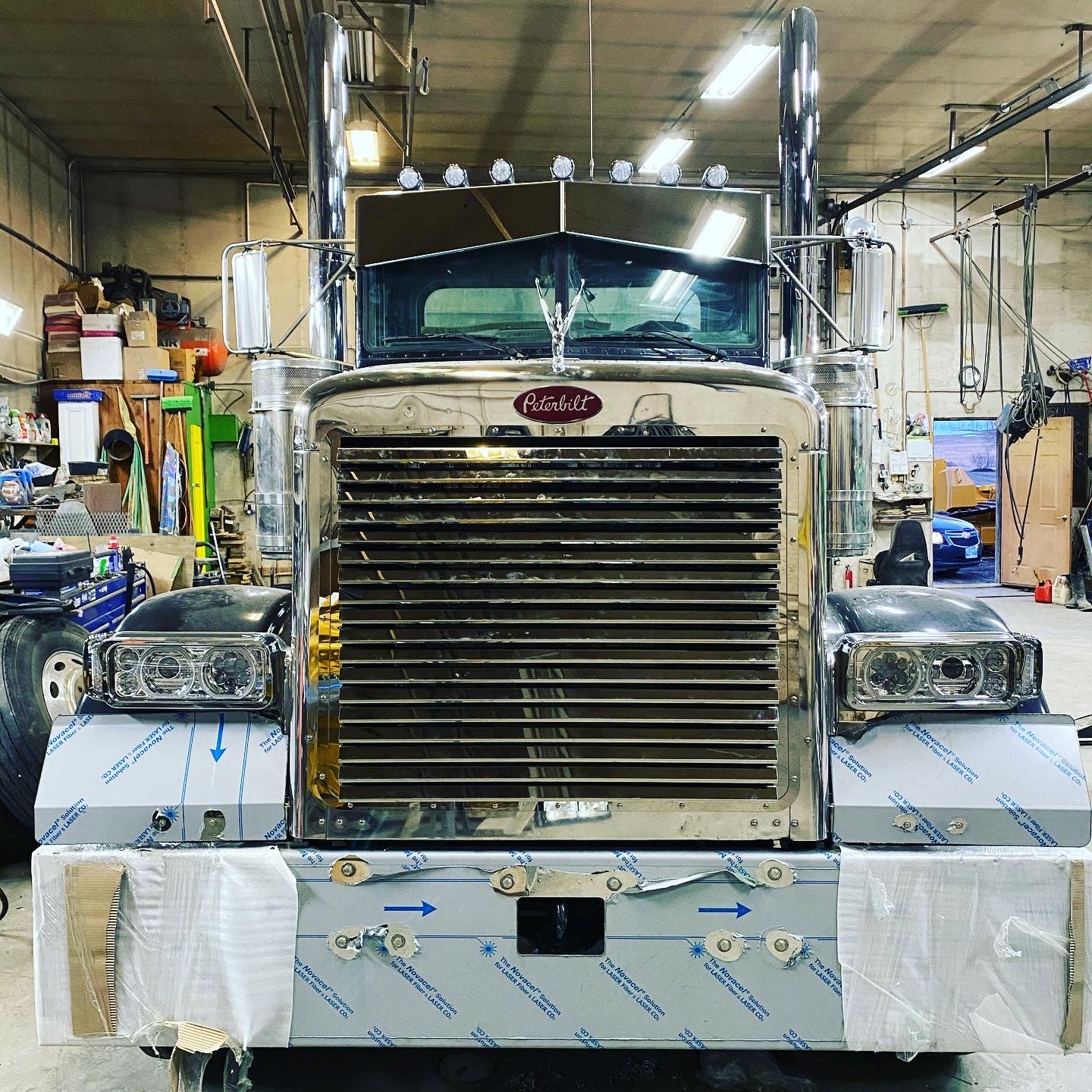 Peterbilt 379exhd stainless louvered grill