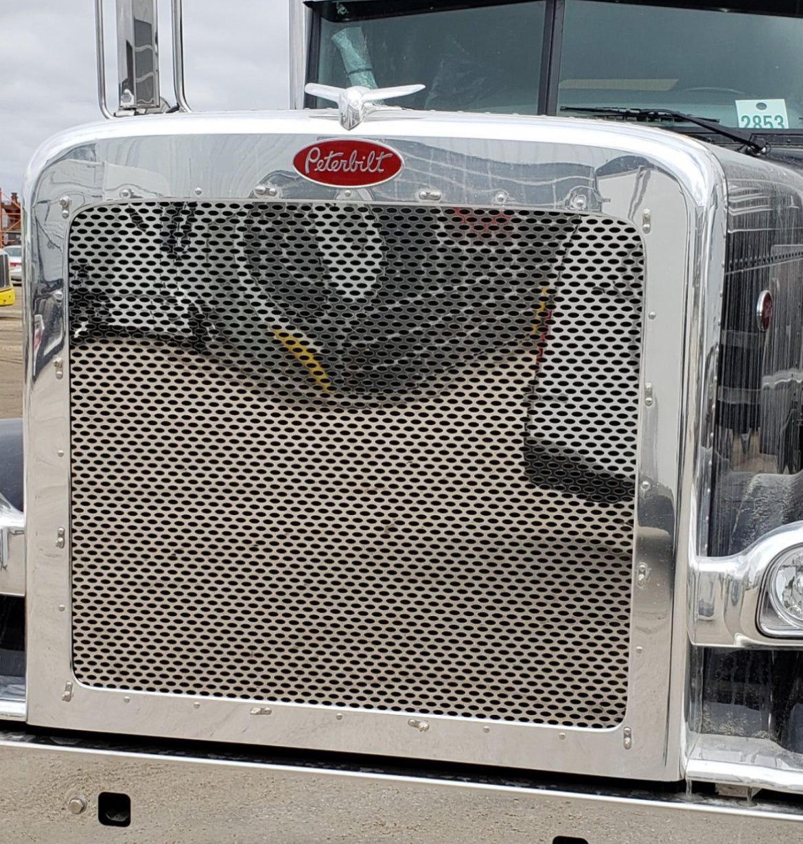 Peterbilt 388/389 mirrored oval grill screen