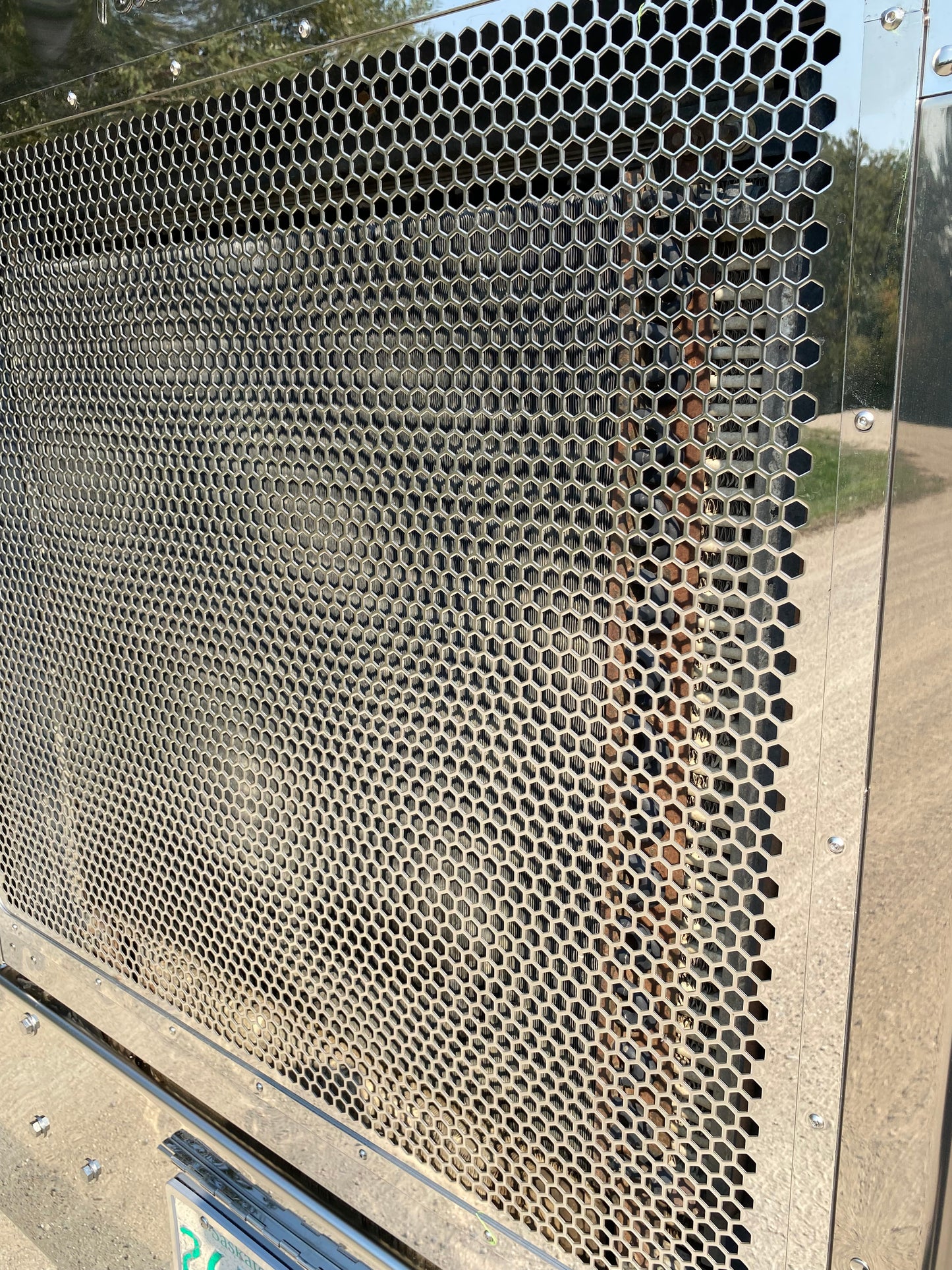 Peterbilt 379L 1 piece grill screen trim