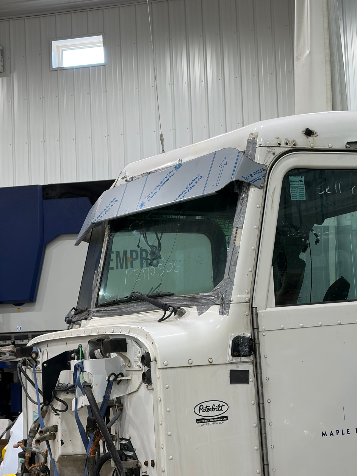 Peterbilt 3** series 8” classic bow tie visor