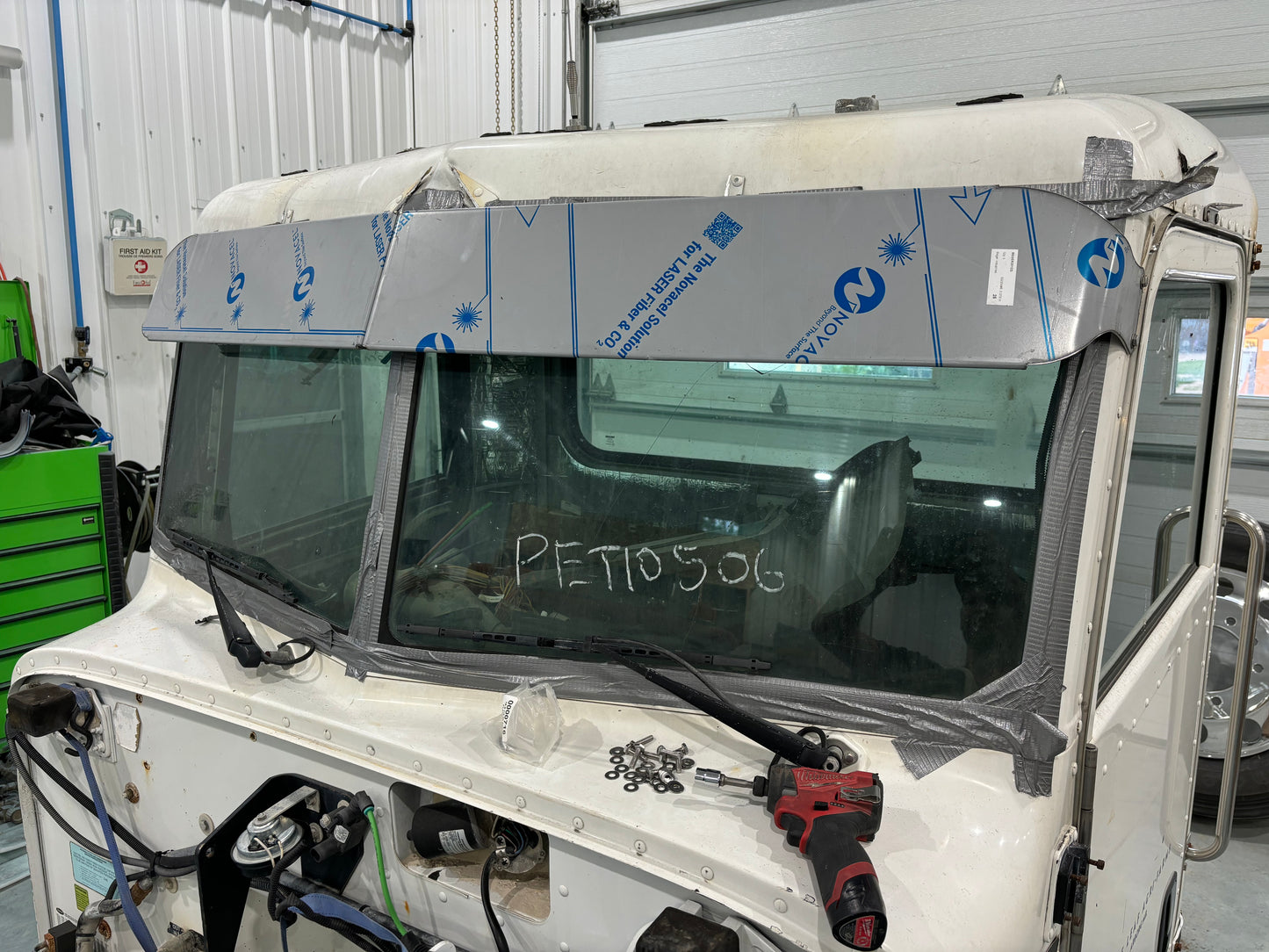 Peterbilt 3** series straight 9” visor